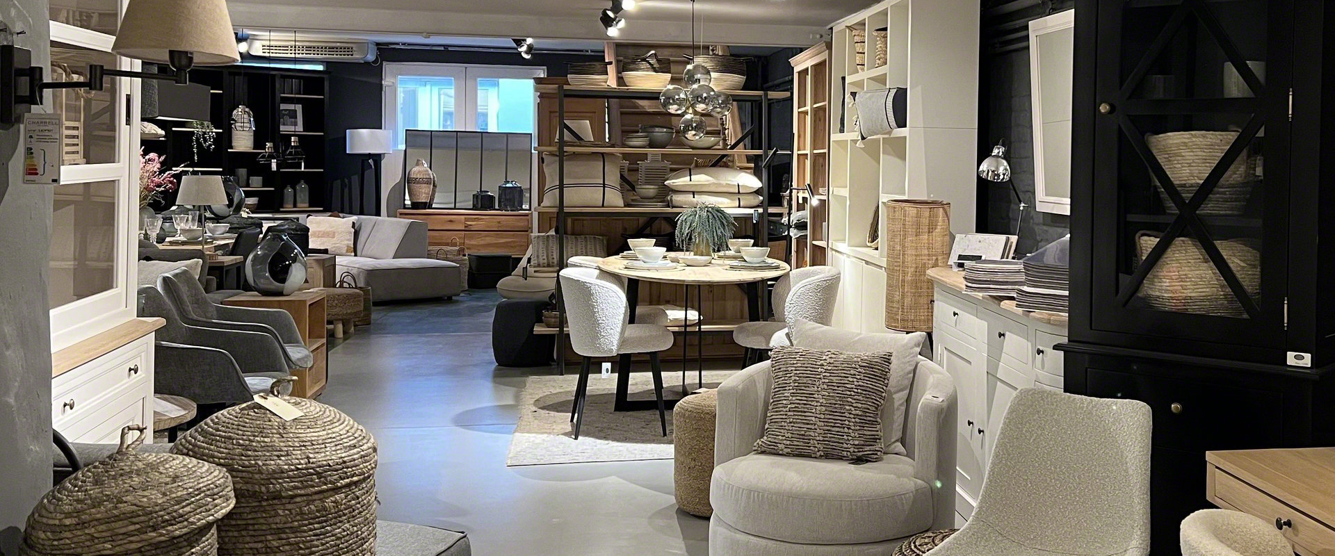 Showroom-Wood-Story-Your-store-atelier-voor-montage-meubels-op-maat-en-aankoop-ter plaatse-1050-Brussel BE